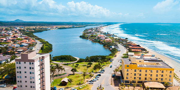 Imagem de cima da praia da Barra Velha