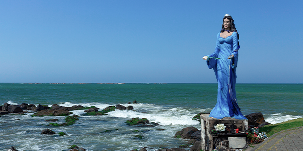 Estátua de Iemanjá em uma pedra de frente para o mar, em Barra Velha