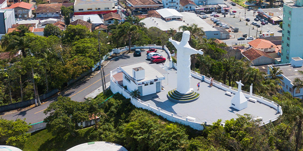 Imagem da estátua do cristo com a cidade ao redor, em Barra Velha