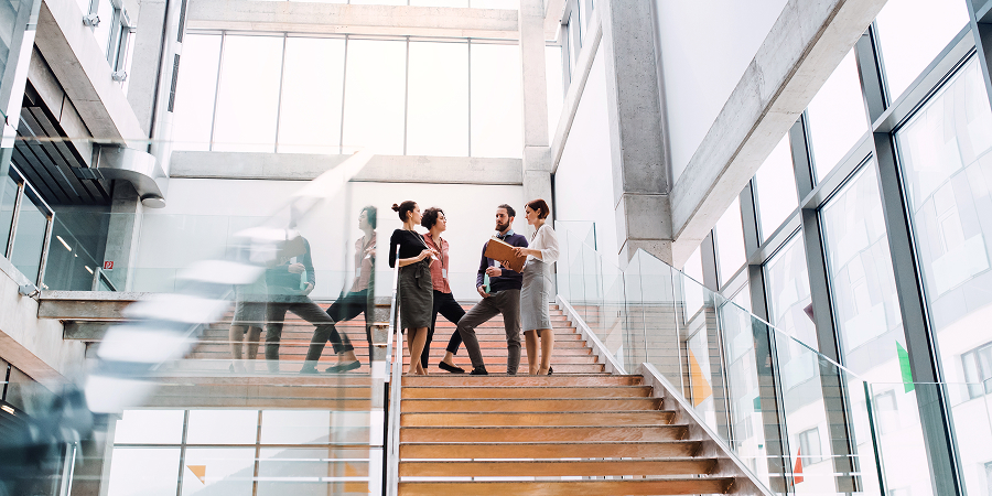 executivas em um prédio comercial